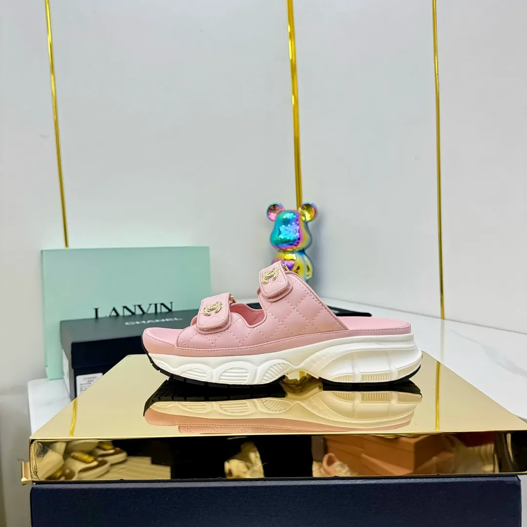 👟👟Ex-factory price 660👟👟 Top version... Chanel｜Chanel Xiaoxiang Velcro Beach Slippers Slippers Casual Beach Shoes 25ss Spring and Summer New Style! Beach shoes are a hit all over the internet! The latest model from the counter, I am still willing to buy it on my feet. It must be ranked among the most popular models. It is invincible in all seasons. Various bloggers and Internet celebrities can see the matching styles. Highly recommended. Pearlescent sheepskin upper, sheepskin lining, suede for the feet. Original open-molded TPU outsole size: 35-40 (customized for 40 and 41). Full set of original packaging 👉 👉